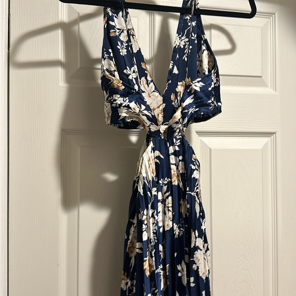 Abercrombie satin cut out dress in size ccs like new condition - Picture 3 of 4